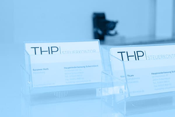 Visitenkarten der THP Steuerkontor in einem Kartenhalter